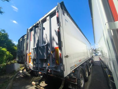 un camion garé sur le côté de la route