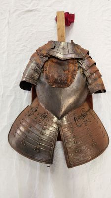 un casque en métal orné d'une croix en bois