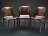 trois chaises placées côte à côte dans une pièce sombre