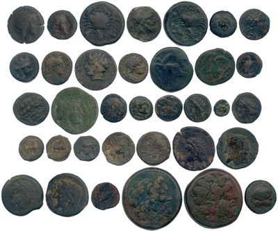 un assortiment de pièces de monnaie romaines antiques sur fond blanc