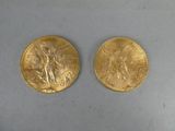 deux pièces d'or sur une surface blanche