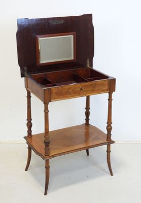 une petite table en bois sur laquelle se trouve un miroir