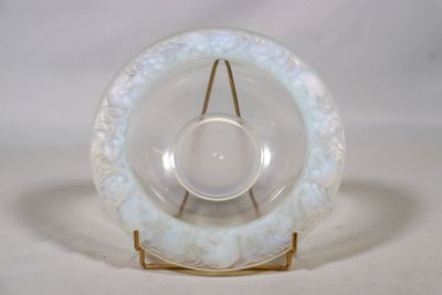 une plaque de verre posée sur un support, sur fond blanc