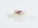 une image d'une bague sertie d'un rubis et d'un diamant