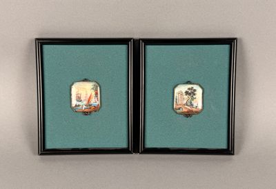 deux tableaux encadrés sur le mur d'une pièce