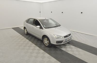 la photo d'une voiture blanche garée dans un garage