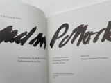 un livre ouvert sur lequel figure la photo d'un homme