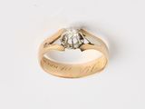 Gros plan sur une bague en or ornée d'un diamant
