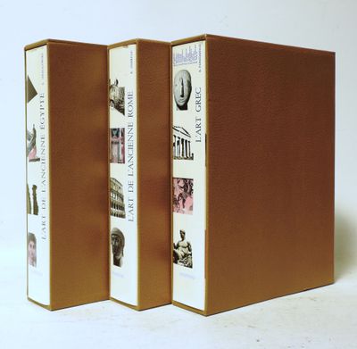 deux livres sont empilés l'un sur l'autre sur une surface blanche