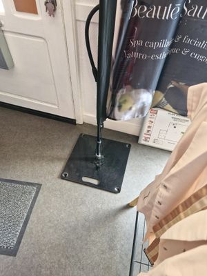 un parapluie posé par terre à côté d'une porte