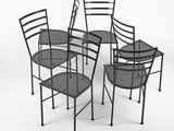 trois chaises en métal noir et une table sur fond blanc