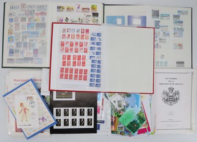 de nombreux types de timbres sur la table
