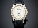 gros plan d'une montre sur une surface noire