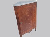 une armoire en bois avec un plateau en marbre sur fond gris