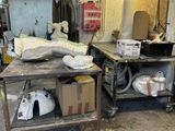 il y a plein de trucs sur la table dans le garage