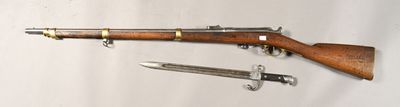deux armes à feu et un couteau sur fond blanc