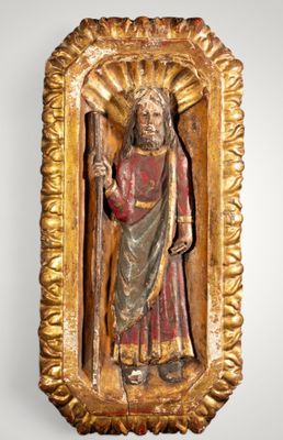 une vieille statue en bois représentant un homme tenant un bâton, dans un cadre doré