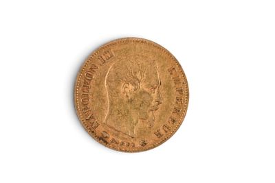 une image d'une pièce d'or sur une surface blanche