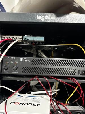 un rack contenant tout un tas d'appareils électroniques