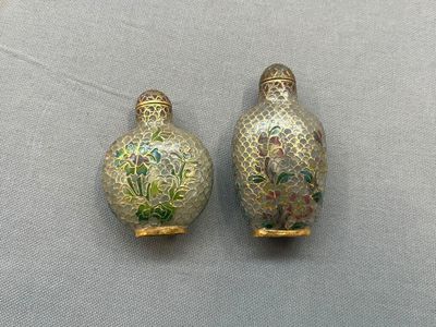 paire de tabatières chinoises de type « cloissant » ornées de motifs floraux