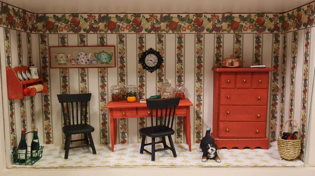 Diorama. Composition miniature, dans une vitrine en bois, vitre e...