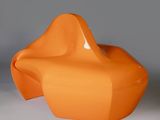 une chaise orange posée sur une table