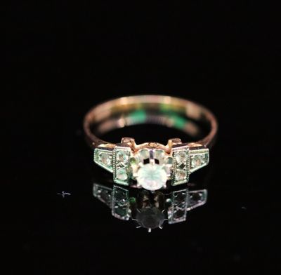 gros plan d'une bague en diamant sur une surface noire