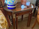 une table sur laquelle sont posés une lampe et un vase