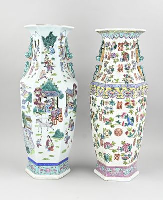 paire de vases chinois ornés de motifs orientaux sur fond gris