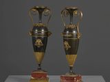 paire de vases en bronze et en marbre posés sur un socle en marbre
