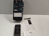 un téléphone portable noir posé sur une table à côté d'un ticket de caisse