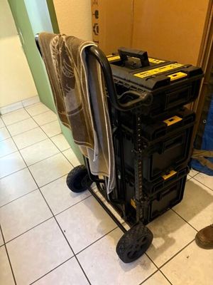 un chariot chargé de vêtements dans une pièce