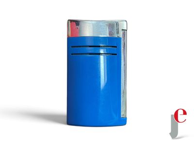 un briquet bleu posé sur une surface blanche