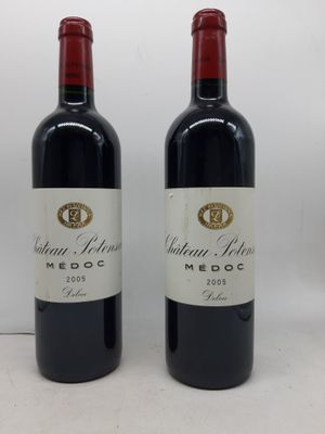deux bouteilles de vin rouge posées l'une à côté de l'autre sur une table