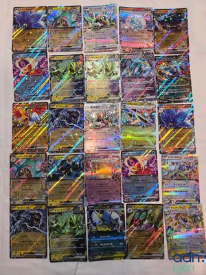 une pile de cartes pokemon posée sur une table