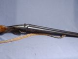 un vieux pistolet avec une crosse en bois et un étui en cuir