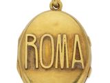 un gros plan sur un fermoir doré portant l'inscription « Roma »