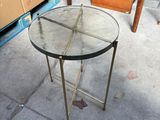 une table en verre posée sur le trottoir