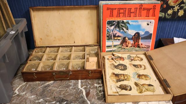 Coffret de ventouses, lot de vinyles et puzzle