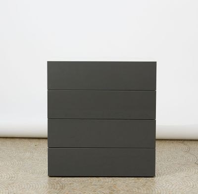 Commode en mélaminé noir et blanc. Elle ouvre à 4 tiroirs Ve…