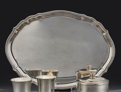 un plateau en argent avec des tasses en argent et un plateau en argent sur lequel sont posées des tasses en argent