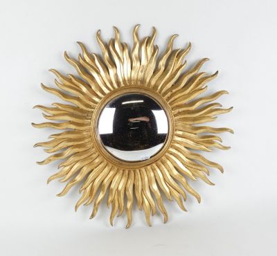un motif « sunburst » doré avec un cadran noir au centre