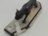 figurine représentant un chat sur un traîneau posé sur une surface blanche