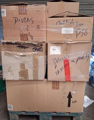 plusieurs cartons empilés les uns sur les autres sur une palette