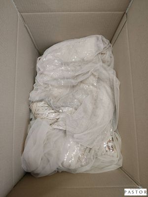une boîte remplie de nombreux vêtements blancs