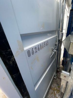 une porte métallique sur laquelle figure un numéro