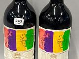 deux bouteilles de vin rouge posées l'une à côté de l'autre sur une table