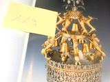une photo d'un livre sur lequel figure l'image d'un groupe de personnes posant sur un gâteau