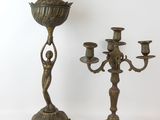 une paire de chandeliers anciens en laiton, ornés chacun d'une figurine