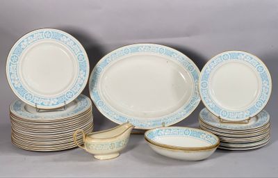 beaucoup d'assiettes et de bols sur la table